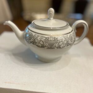 Rosenthal Fine China Tea Pot Leonardo Pattern made in Germany. Classic!